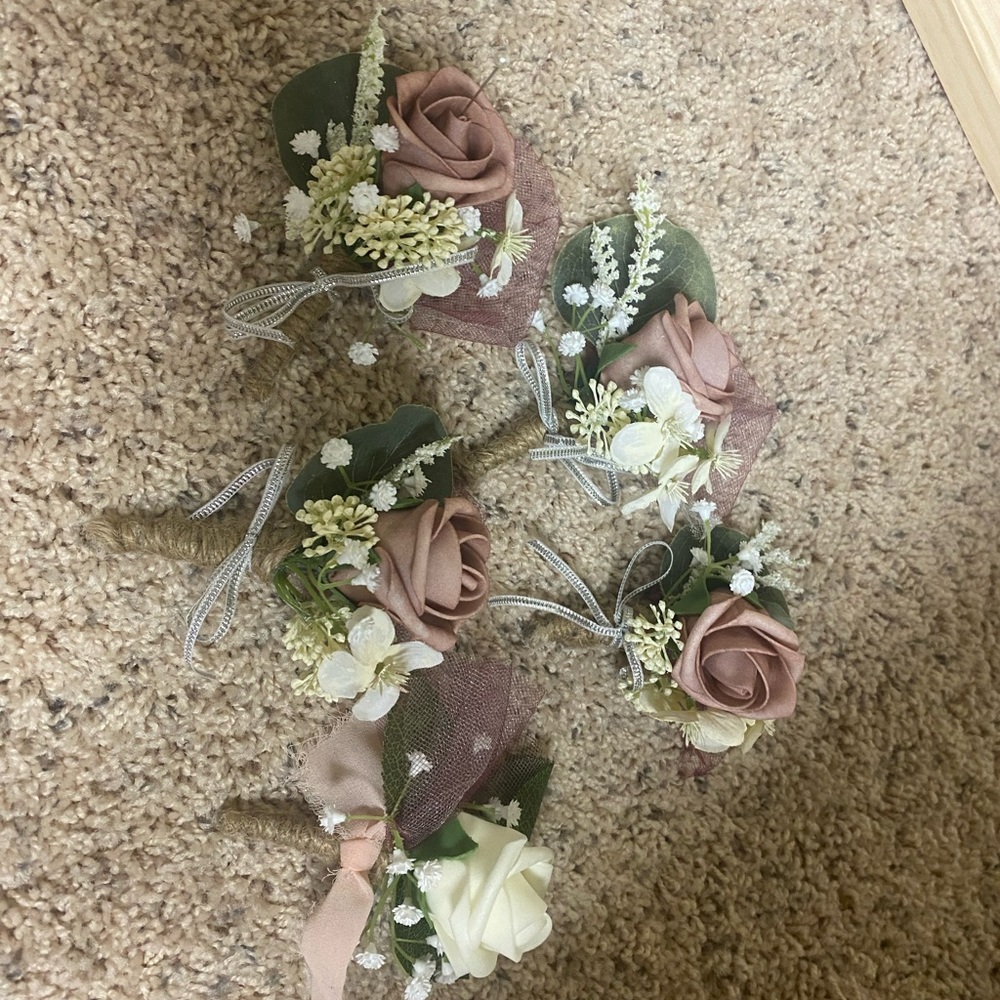 Dusty rose wedding boutonnières